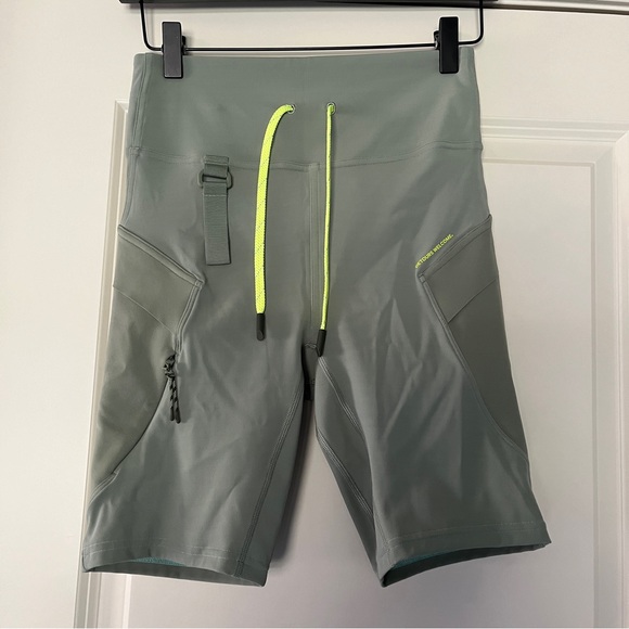 Lululemon Cargo Super-High-Rise Hiking Short 8" - Laurel Green - Picture 8 of 8